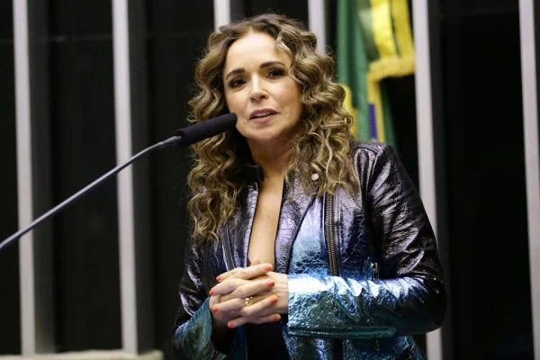 Daniela Mercury vai processar Eduardo Bolsonaro por vídeo distorcido