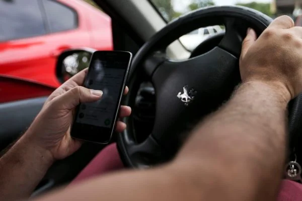 Celular no trânsito: 675 motoristas são multados por dia