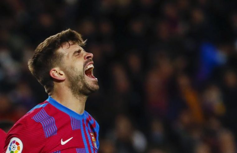 Gerard Piqué é vaiado e provocado aos gritos de ‘Shakira’ em jogo do Barcelona